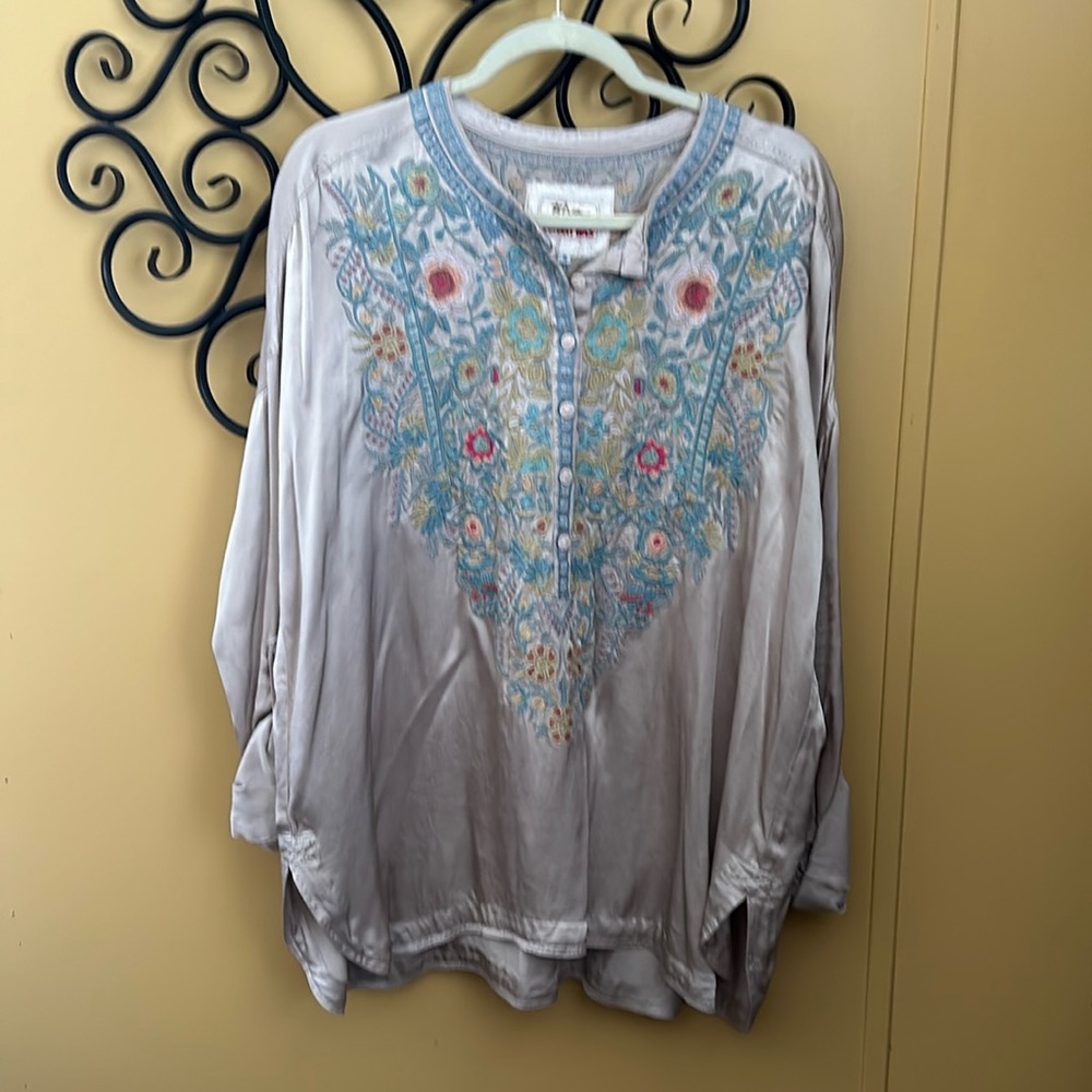 Beautiful champagne color Johnny Was blouse!